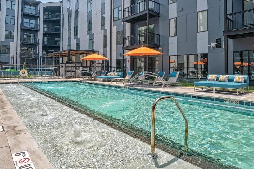 CozySuites at Main & Clay Apartment in Louisville
