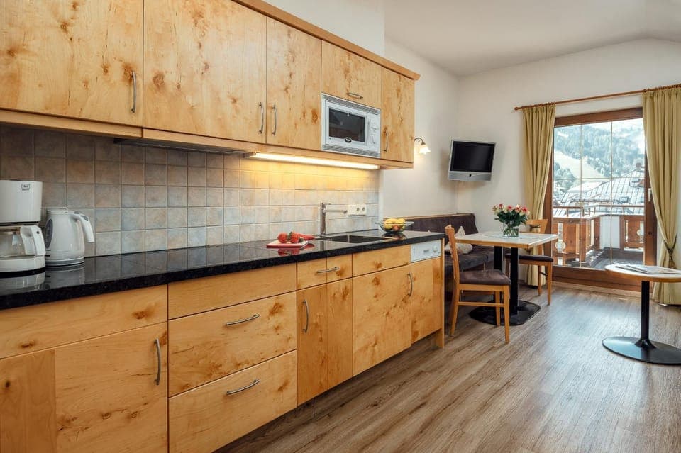 TV and multimedia, Coffee/tea facilities, Kitchen or kitchenette, Dining area, minibar, pet friendly, stove, toaster