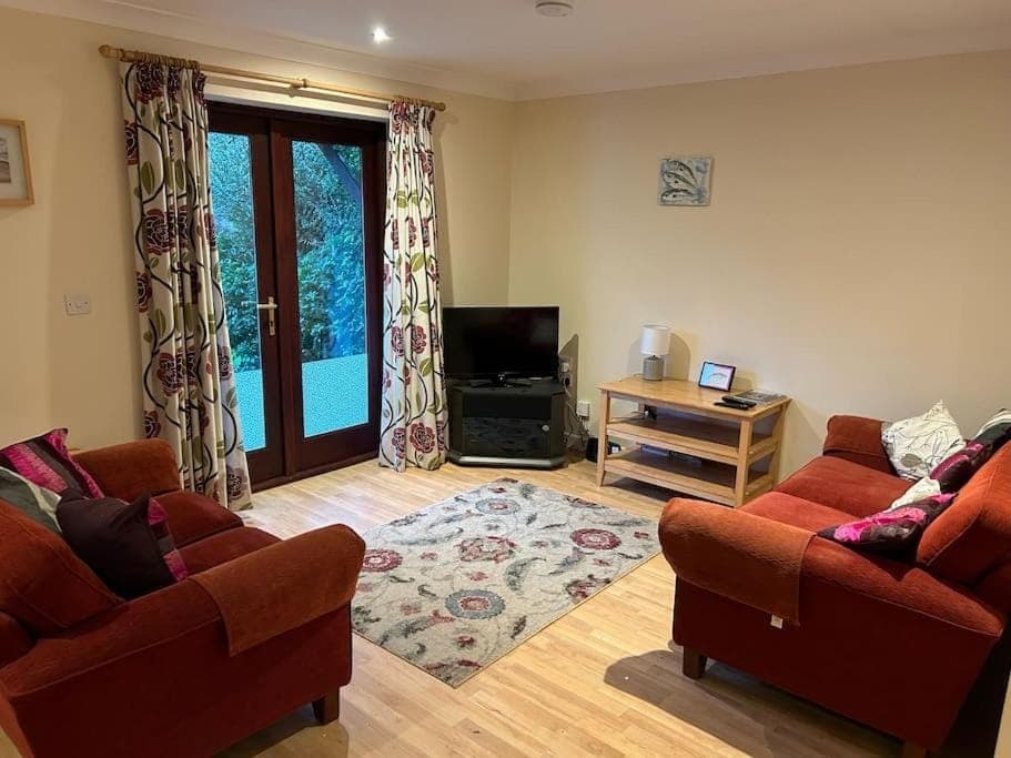 Communal lounge/ TV room, TV and multimedia, Living room, Seating area