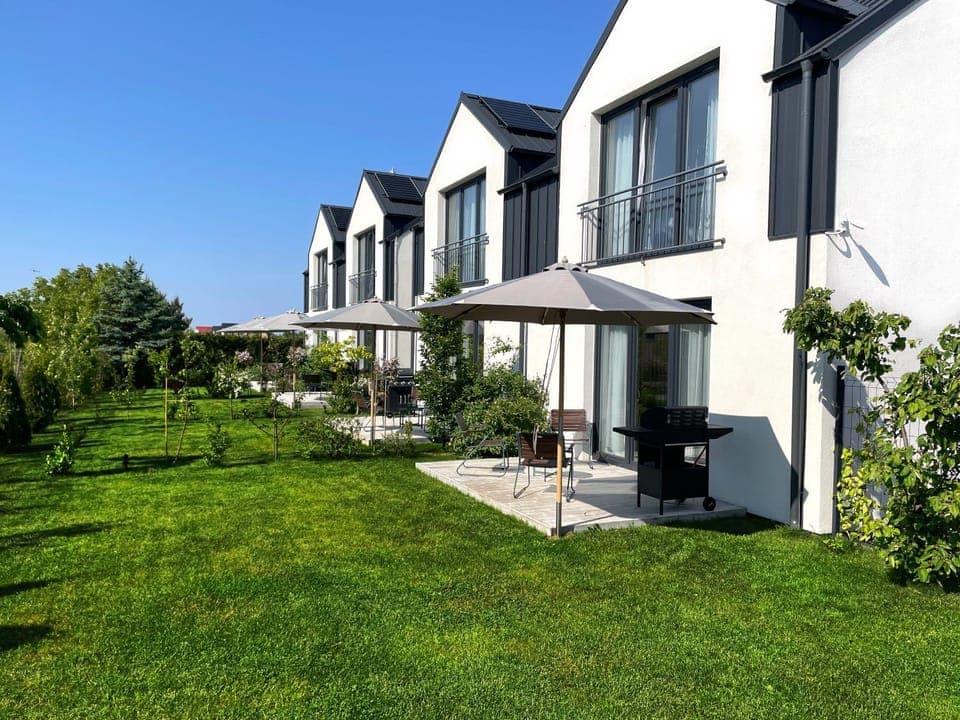 Property building, Garden, Balcony/Terrace, Landmark view