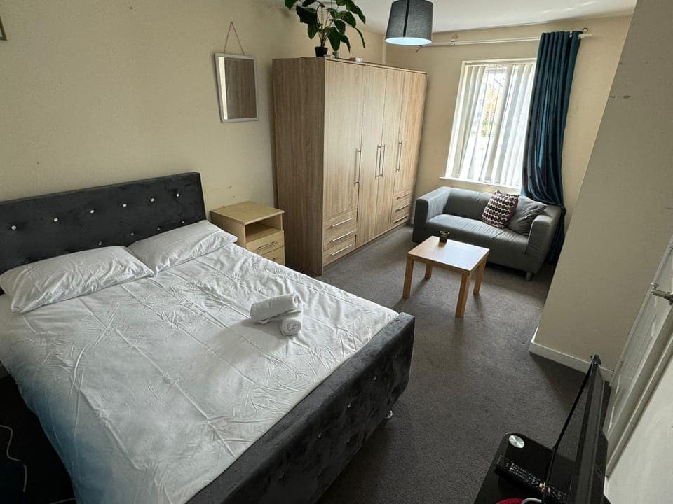 Photo of the whole room, Bedroom