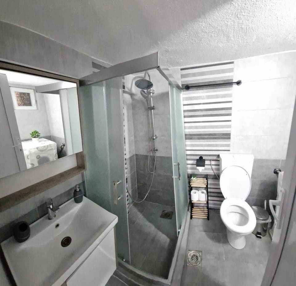 Shower, Toilet, Bathroom, Bath