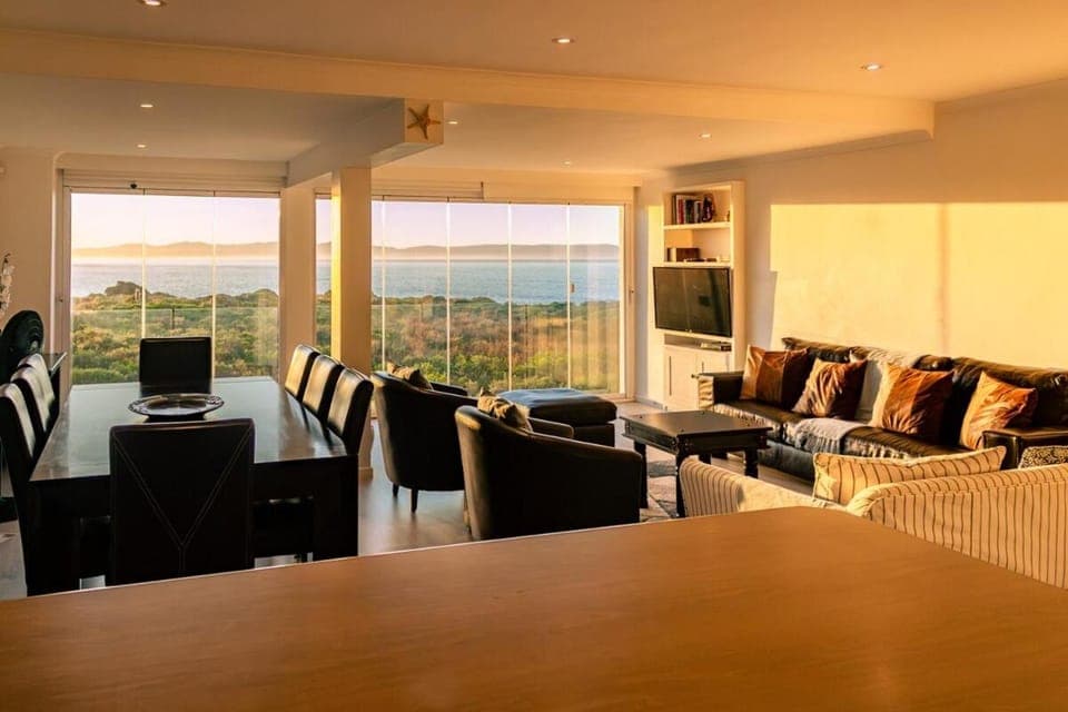 Natural landscape, TV and multimedia, Living room, Seating area, Dining area, Evening entertainment