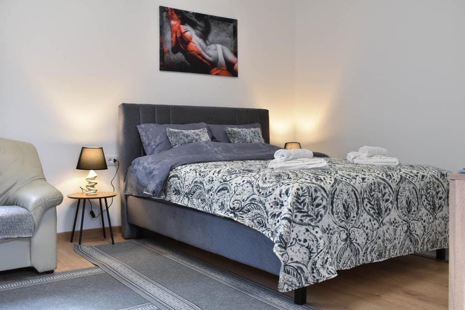 Bed, Photo of the whole room, Seating area, Bedroom