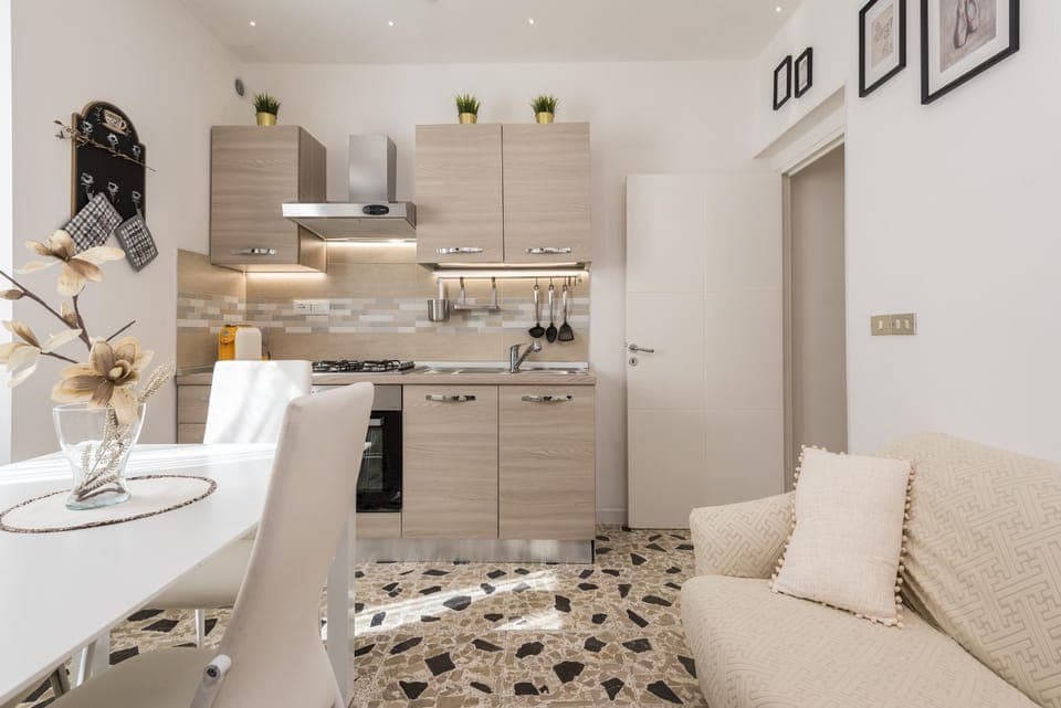 Kitchen or kitchenette, Dining area, stove