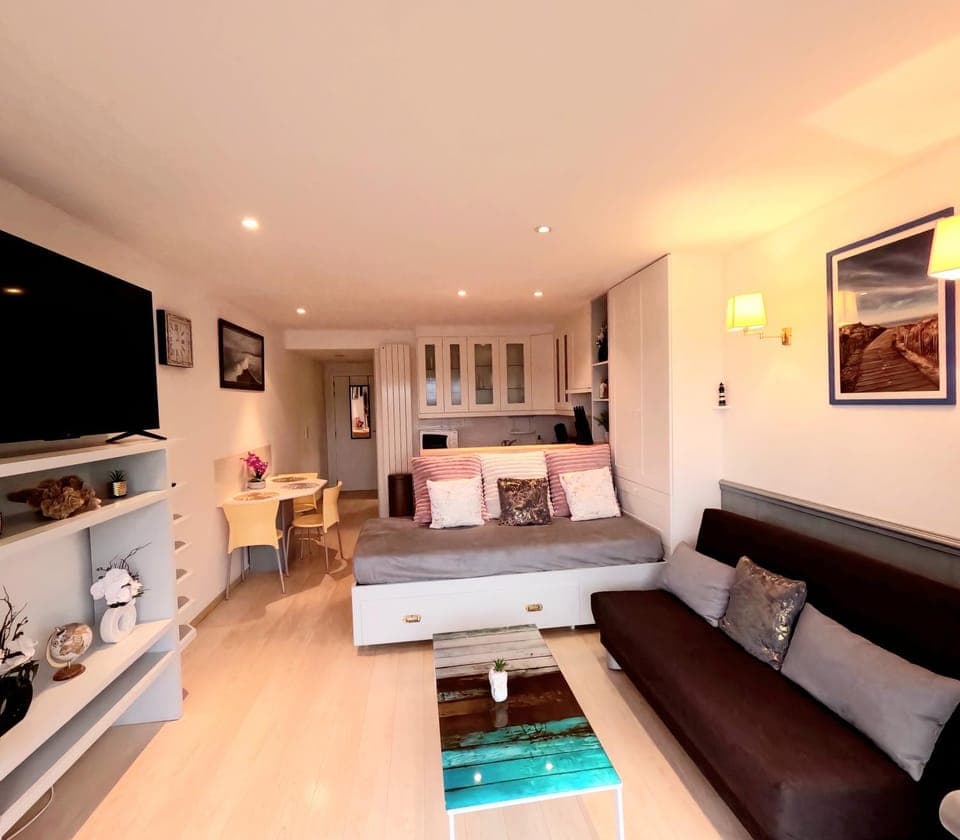 TV and multimedia, Photo of the whole room, Seating area, Bedroom