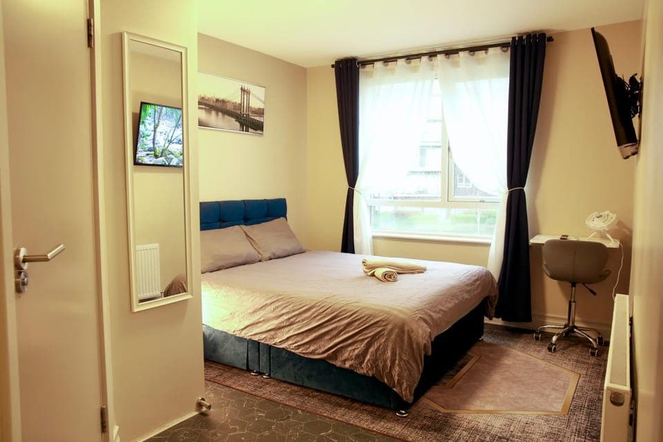 Bed, TV and multimedia, Photo of the whole room, Bedroom