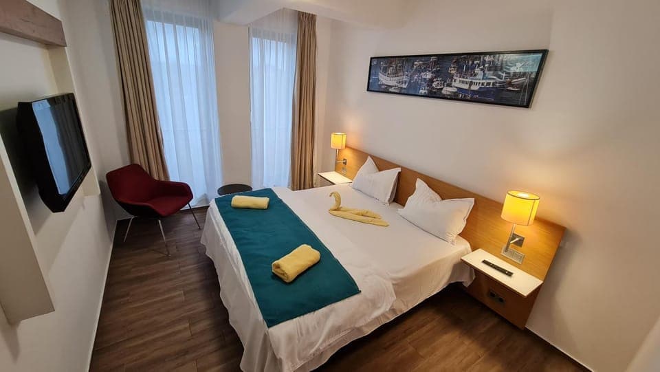 Bed, TV and multimedia, Photo of the whole room, towels