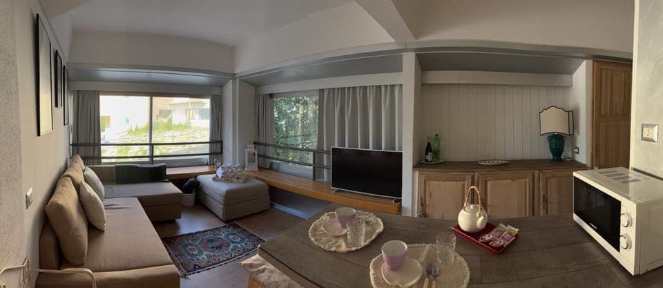 Bed, TV and multimedia, Kitchen or kitchenette, Photo of the whole room, Seating area, Bedroom, microwave