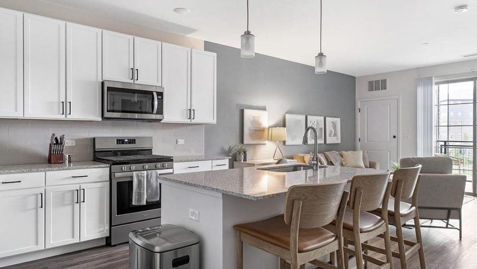Landing - Modern Apartment with Amazing Amenities (ID8724X92) Apartment in Lombard