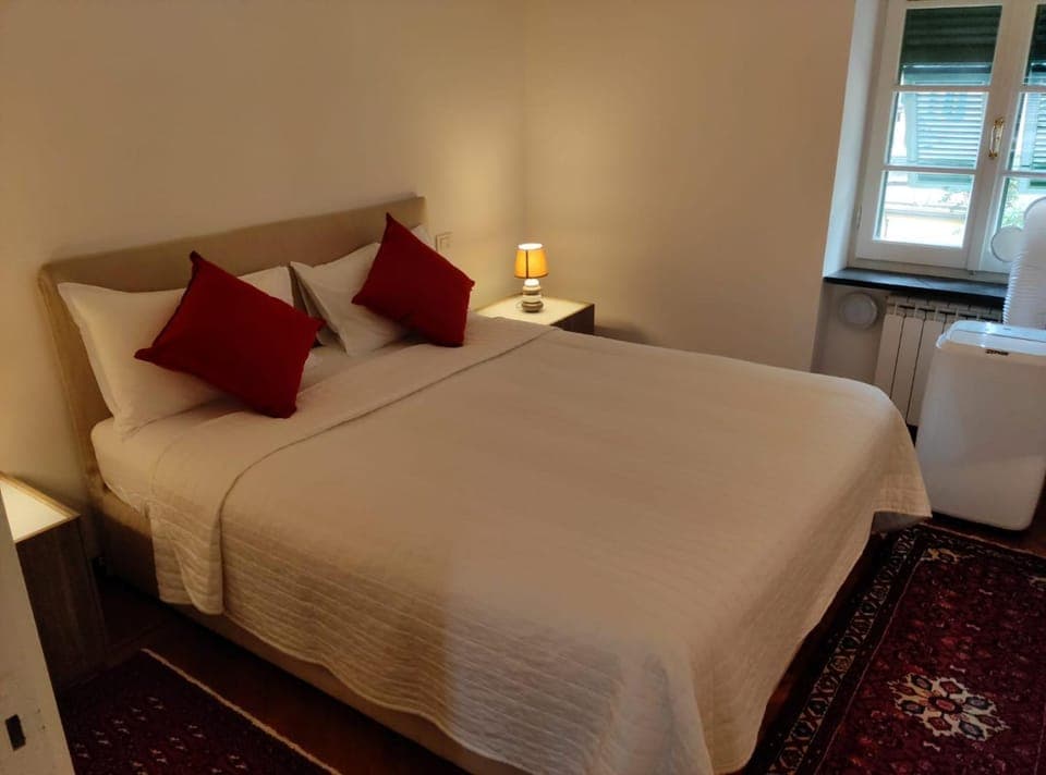 Bedroom, air conditioner