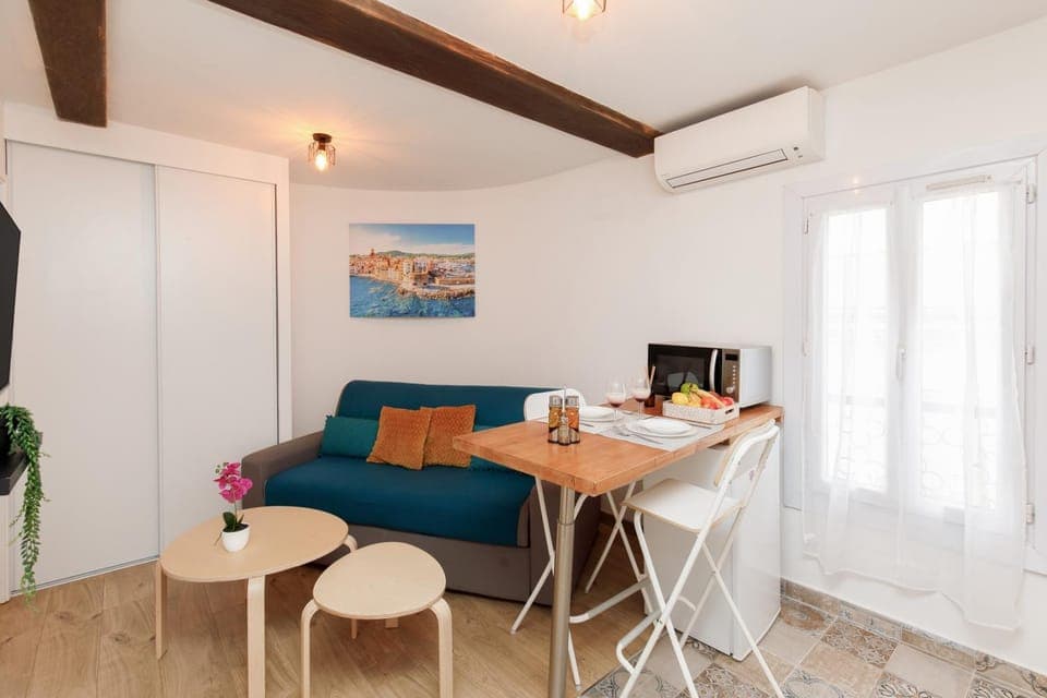 TV and multimedia, Living room, Seating area, Dining area, air conditioner