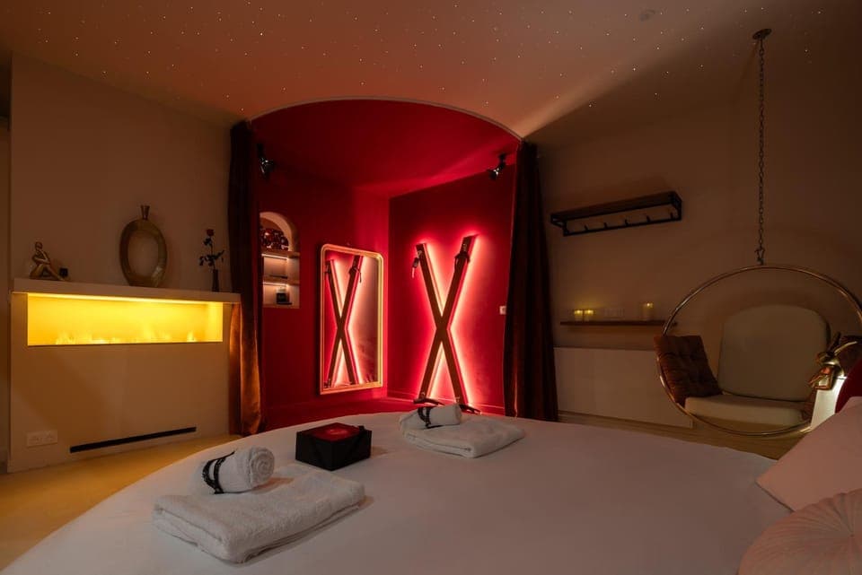 Bed, Massage, Massage, Photo of the whole room, Bedroom, fireplace, fireplace, towels, towels