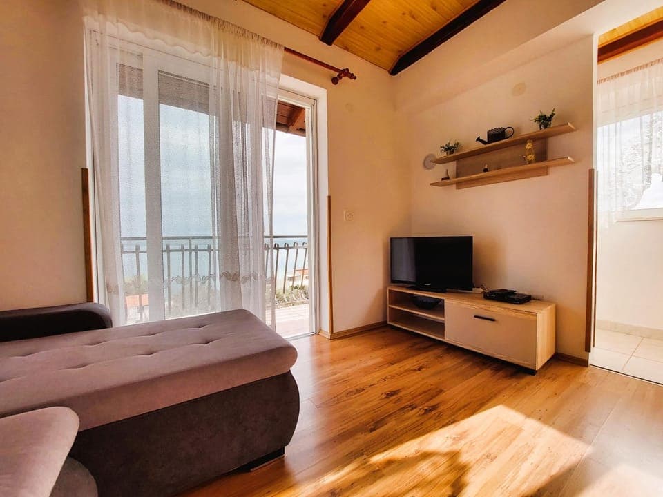 Bed, TV and multimedia, Living room, Photo of the whole room, Seating area, Bedroom