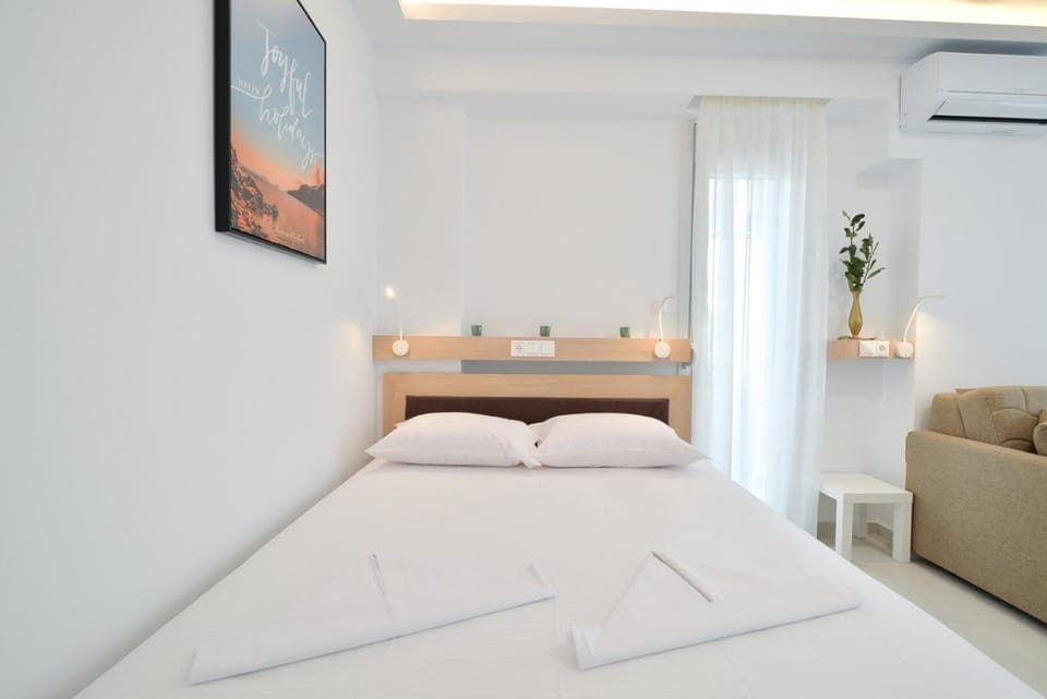 Bed, Living room, Seating area, Bedroom, air conditioner