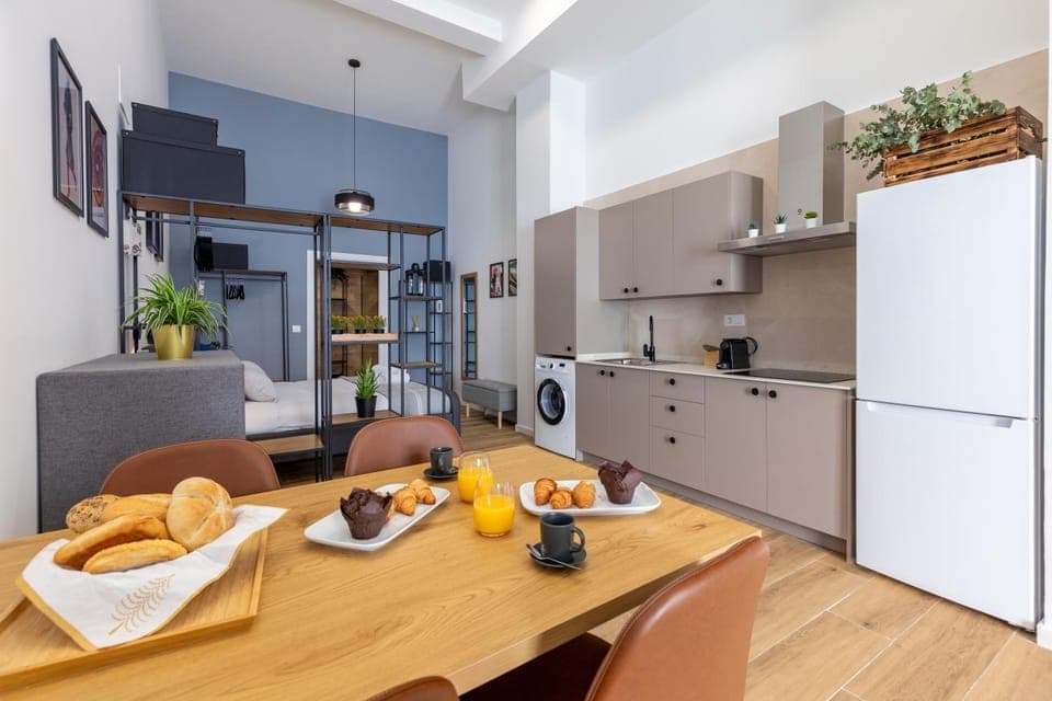 TV and multimedia, Kitchen or kitchenette, Seating area, Dining area, stove