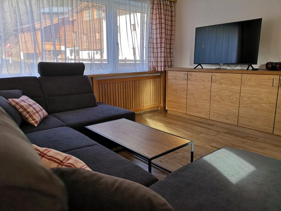 Communal lounge/ TV room, TV and multimedia, Living room, Seating area, Evening entertainment
