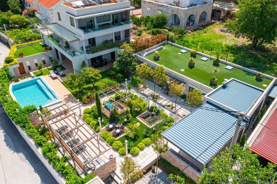 Property building, Garden, Swimming pool