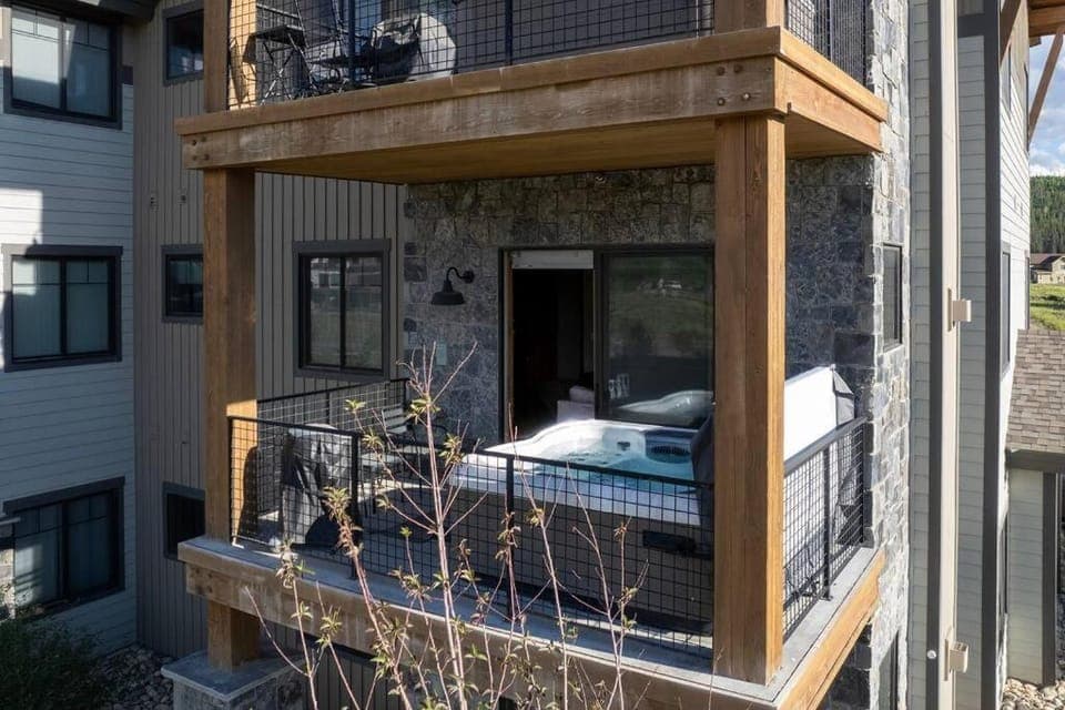 NEW Condo Grand Park W/Hot Tub & Mountain View Apartment in Fraser