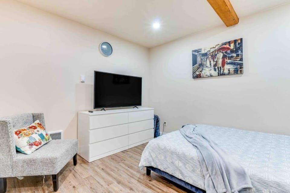 Bed, TV and multimedia, Photo of the whole room, Bedroom