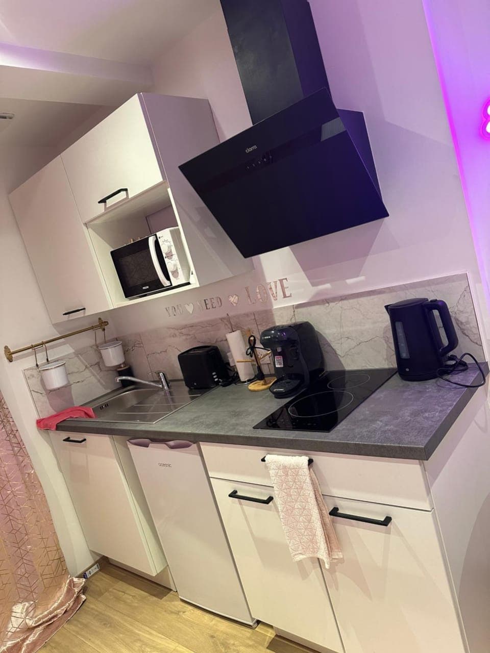 Kitchen or kitchenette, minibar, stove