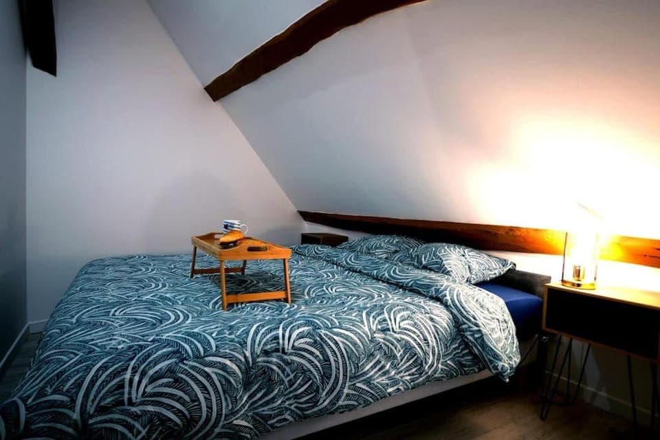 Photo of the whole room, Bedroom