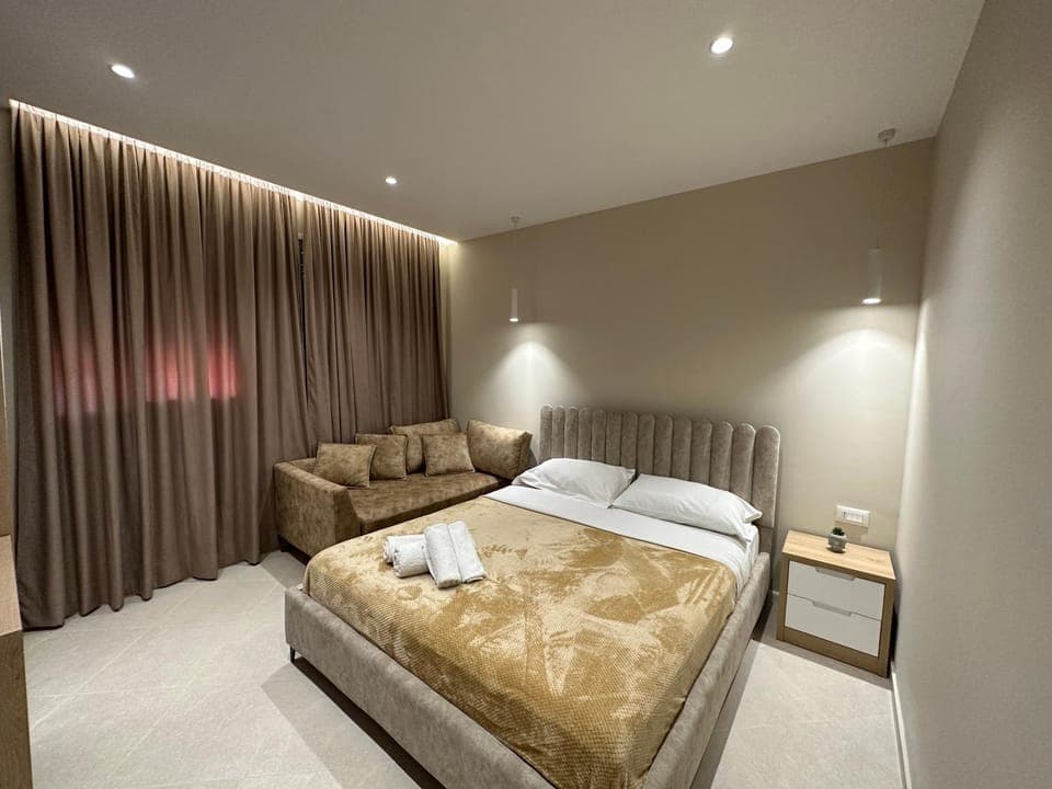 Bed, Living room, Photo of the whole room, Seating area, Bedroom