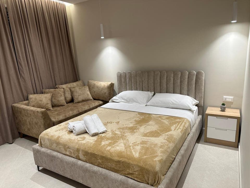 Bed, Living room, Photo of the whole room, Seating area, Bedroom, towels