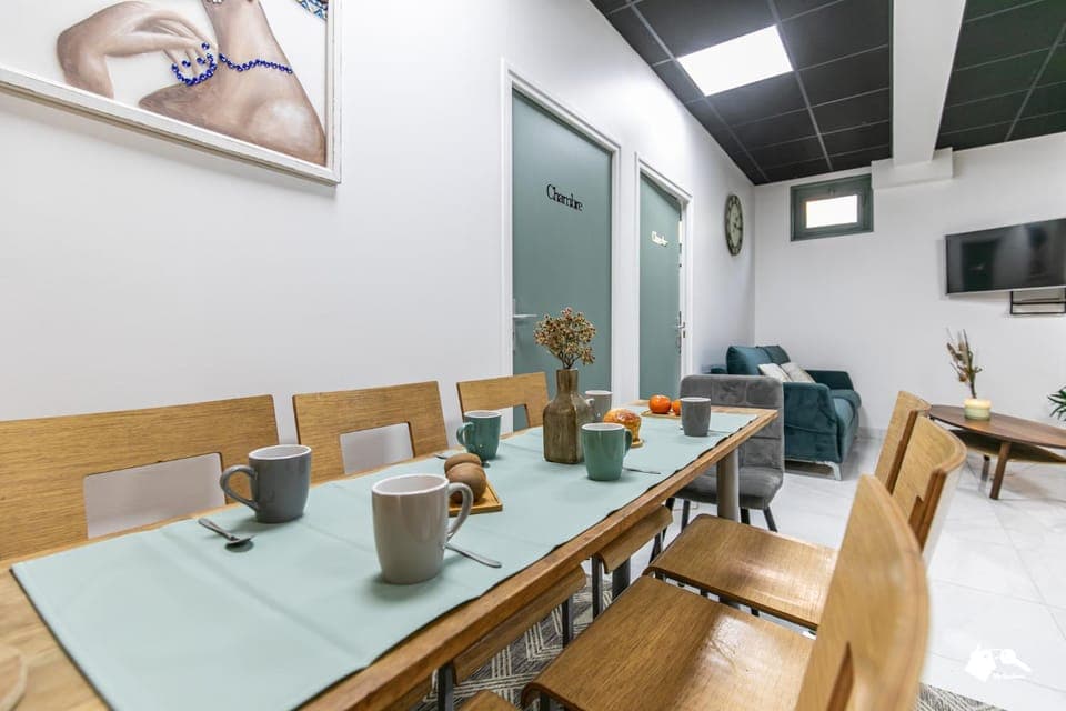 TV and multimedia, Living room, Seating area, Dining area