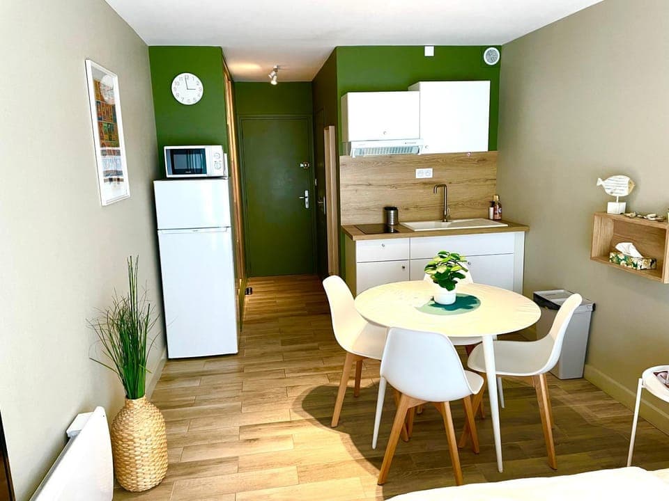 Kitchen or kitchenette, Dining area, minibar, stove