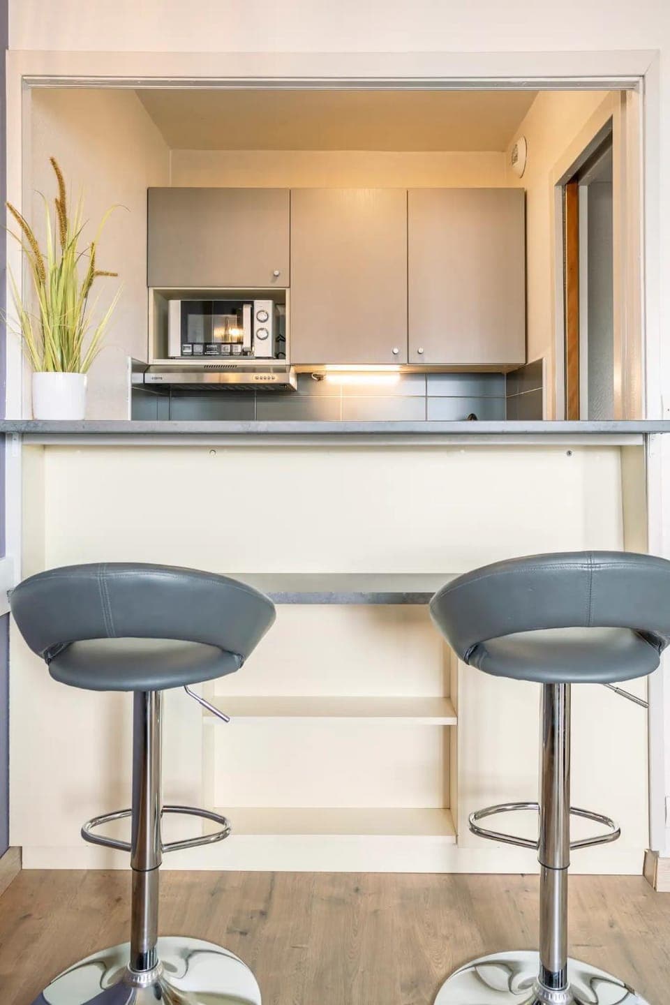 Kitchen or kitchenette, Dining area, minibar