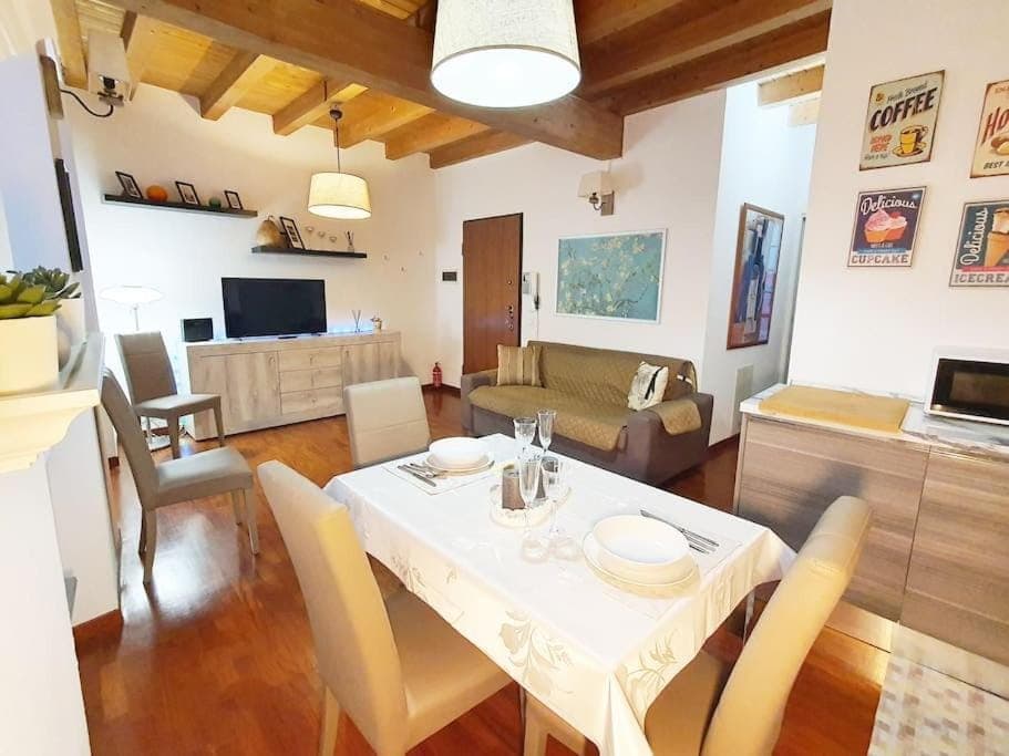 Communal lounge/ TV room, TV and multimedia, Kitchen or kitchenette, Living room, Seating area, Dining area, Evening entertainment