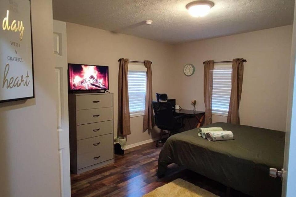 Bed, TV and multimedia, Bedroom