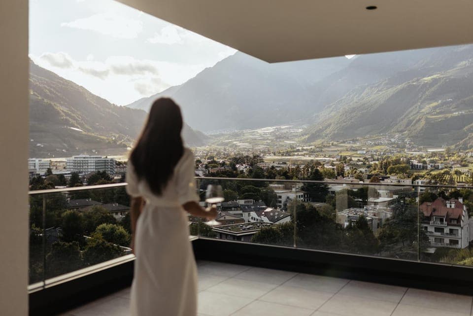 Natural landscape, View (from property/room), Balcony/Terrace, City view, Mountain view, group of guests