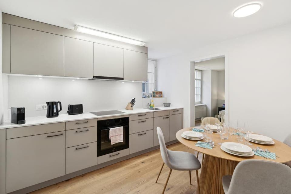 Coffee/tea facilities, Kitchen or kitchenette, Seating area, Dining area, dishwasher, oven, stove, toaster
