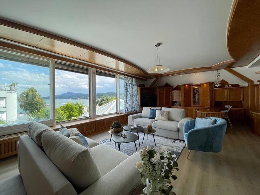 Living room, Seating area