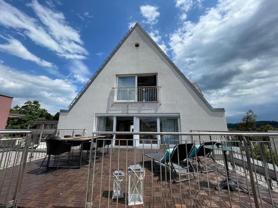Property building, Day, Balcony/Terrace