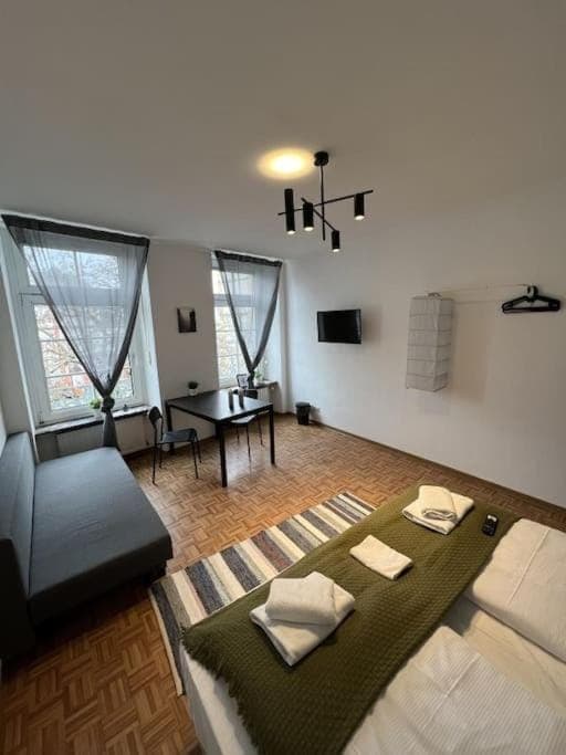 TV and multimedia, Photo of the whole room, Seating area, Bedroom