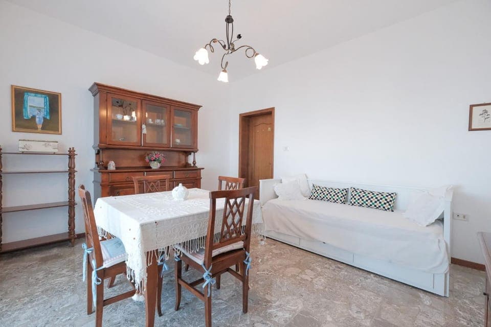 Bed, Living room, Seating area, Dining area