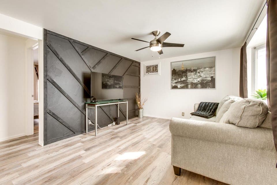 Covered Patio, Gas Grill & Yard: Sheridan Home! House in Englewood