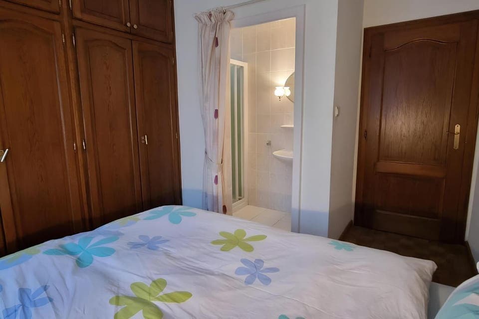 Bed, Photo of the whole room, Bedroom, wardrobe