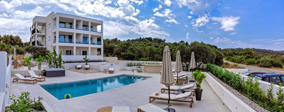 Property building, Day, Swimming pool, sunbed