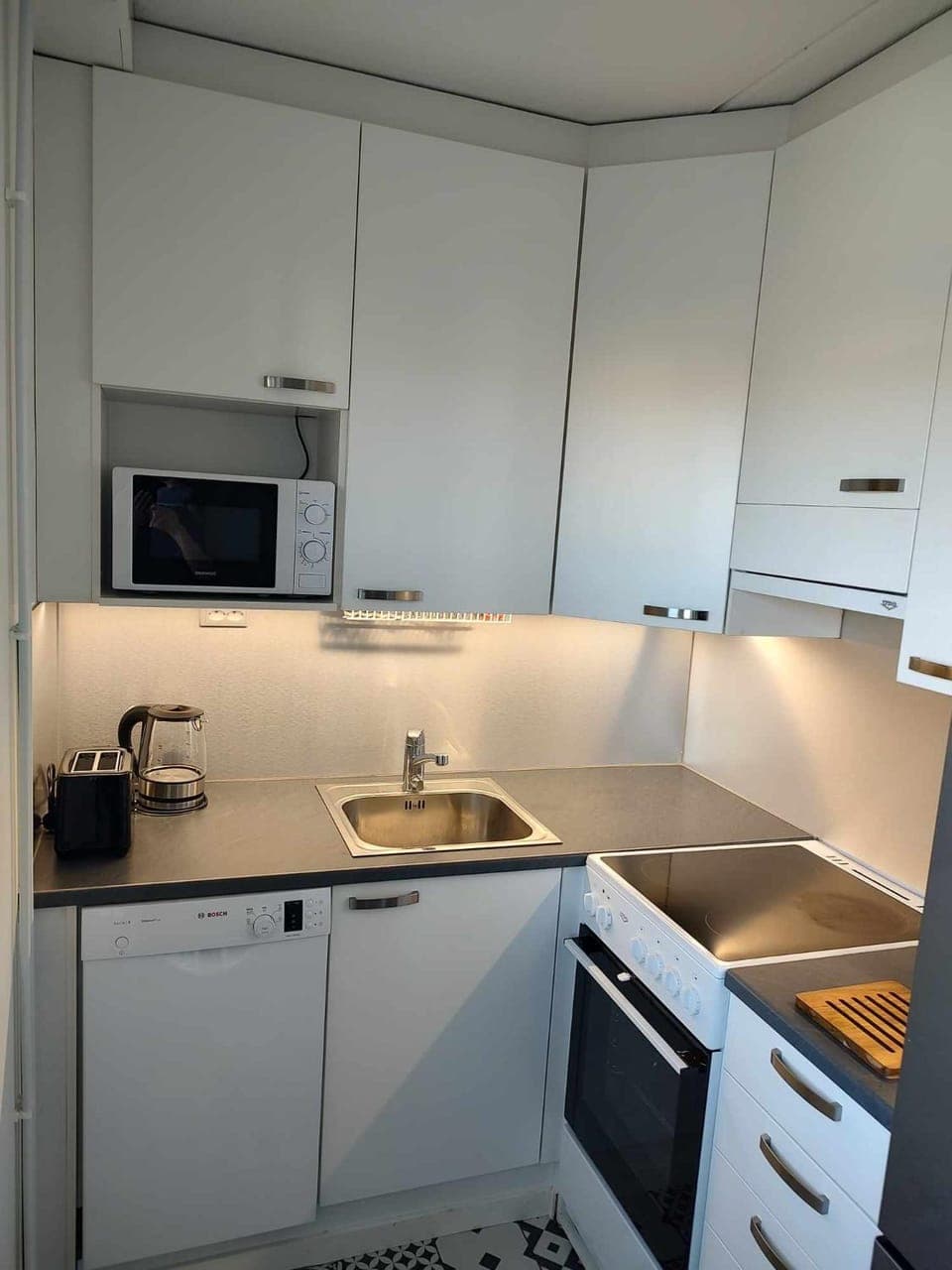 Coffee/tea facilities, dishwasher, minibar, pet friendly, stove, toaster