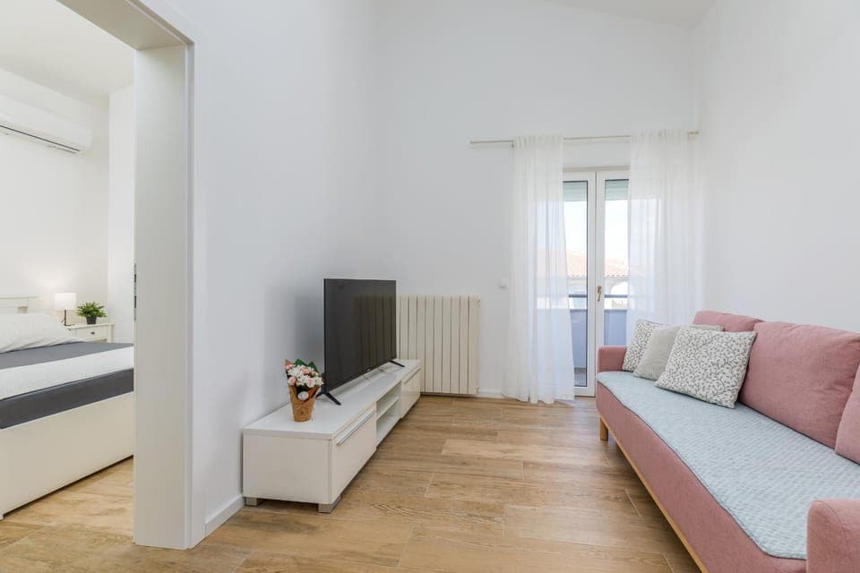 TV and multimedia, Living room, Photo of the whole room, Seating area, Evening entertainment, Bedroom