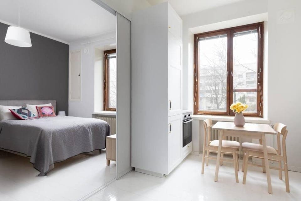 Bed, Dining area, Bedroom
