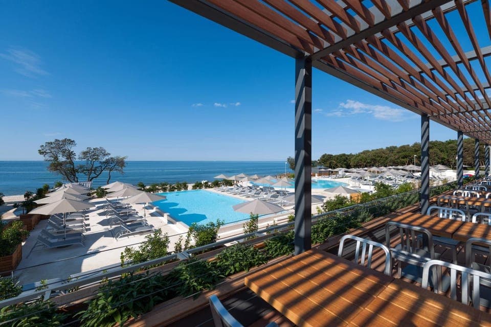 Restaurant/places to eat, Pool view, Sea view, Swimming pool