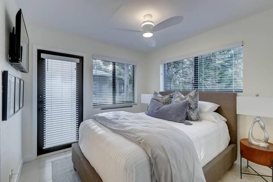 Waterfront Deck Pool Kayak Apartment in Wilton Manors