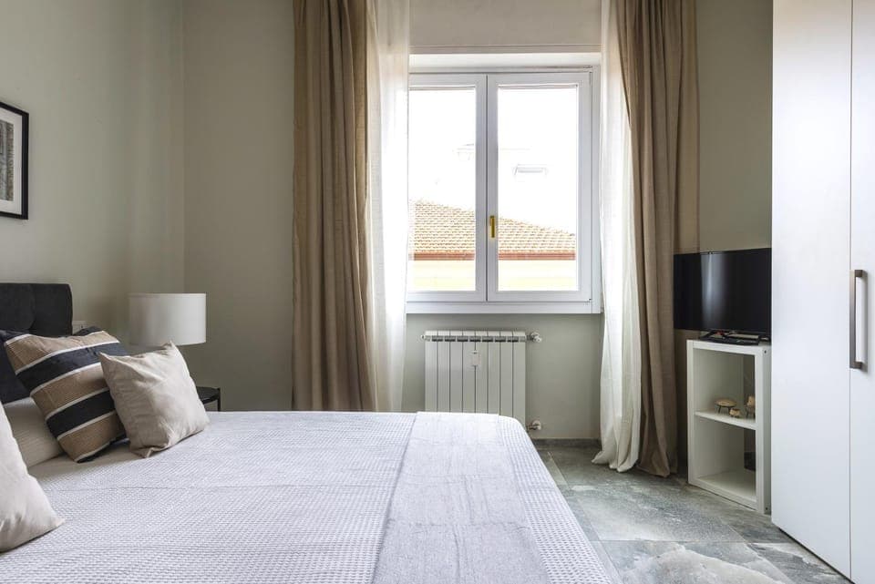 Bed, TV and multimedia, Photo of the whole room, Bedroom