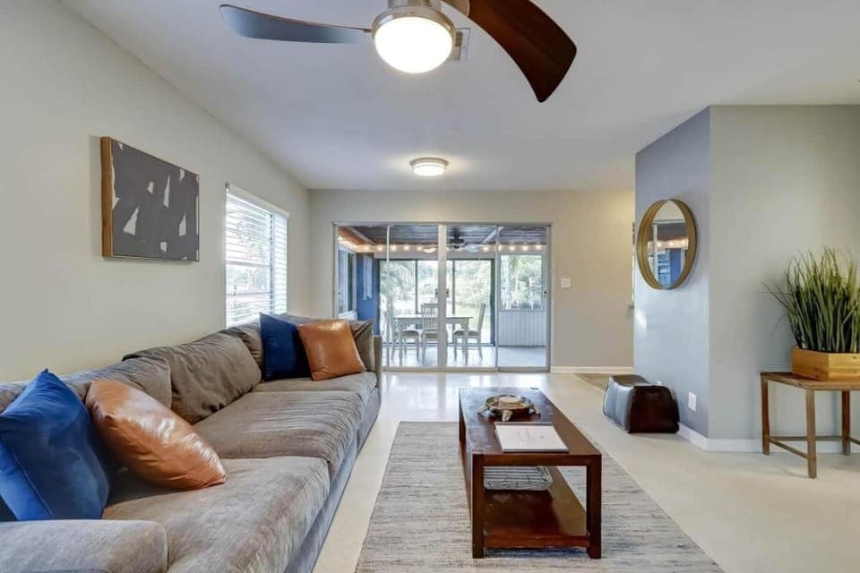 Waterfront Apartment Private Patio Pool Apartment in Wilton Manors
