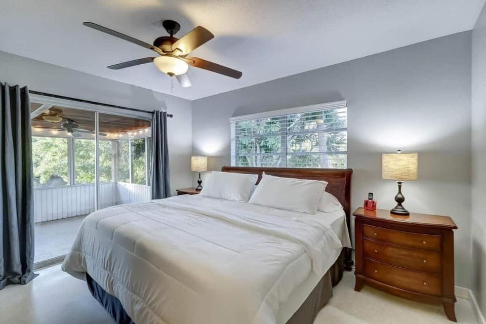 Waterfront Apartment Private Patio Pool Apartment in Wilton Manors